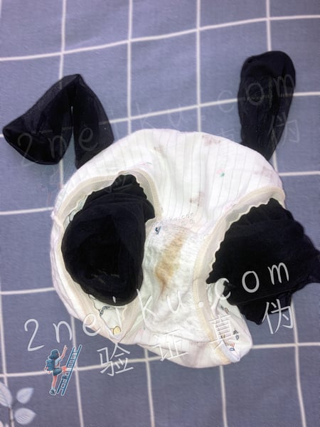 刚脱下来的原味丝袜（黑丝）和原味内裤的照片 - 缩略图