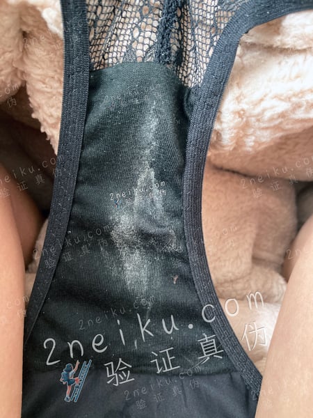 一条黑色蕾丝原味内裤的照片 - 缩略图