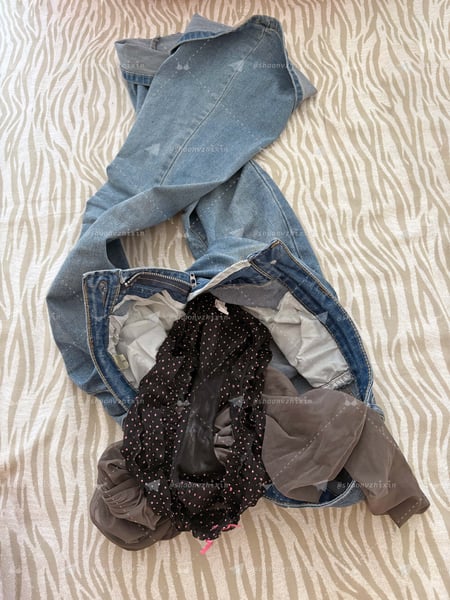 扔在床上的刚脱下来的原味内裤以及丝袜和牛仔裤的照片 - 缩略图