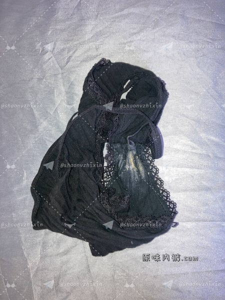 一条黑色的原味内内的照片，内裤裆部有自然风干的白带 - 缩略图