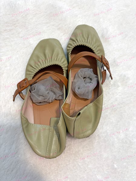 一双绿色休闲单鞋和穿过的灰色短丝的照片 - 缩略图