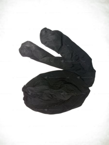 一双脚底有明显穿着痕迹的黑色丝袜的照片 - 缩略图