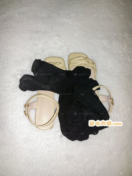 一双低跟平头女士原味凉鞋和脱下来的原味黑丝 - 缩略图