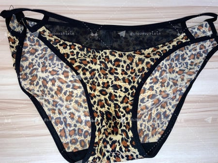 一条性感女士豹纹内裤的照片 - 缩略图