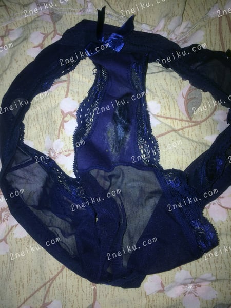 一条深蓝色脏的没有洗的蕾丝边女士内裤平铺照片 - 缩略图