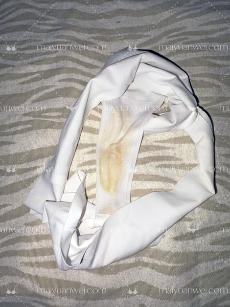 一条白色的一片式无痕原味丁字裤的裆部展开高清照片 - 缩略图