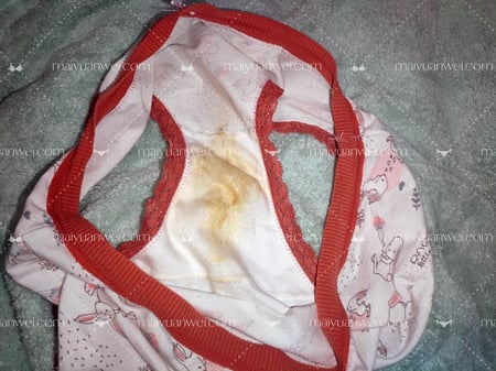 少女甜美中腰蕾丝三角裤裆部白带痕迹照片 - 缩略图