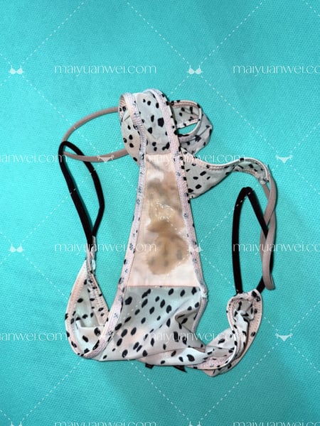 带有水水的原味丁字裤照片 - 缩略图