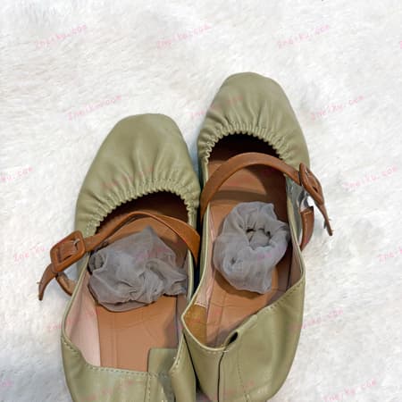 一双绿色休闲单鞋和穿过的灰色短丝的照片 - 缩略图