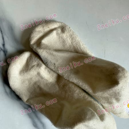 小雏菊纯棉原味袜子的脚底照片 - 缩略图