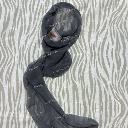 一条带有月经痕迹的无内灰色连裤袜（原味灰丝）摊放在床单上的照片 - 缩略图