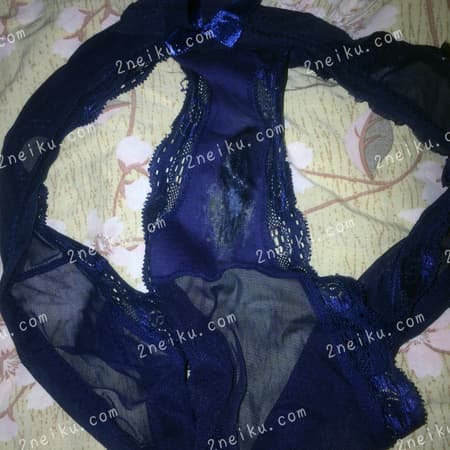 一条深蓝色脏的没有洗的蕾丝边女士内裤平铺照片 - 缩略图