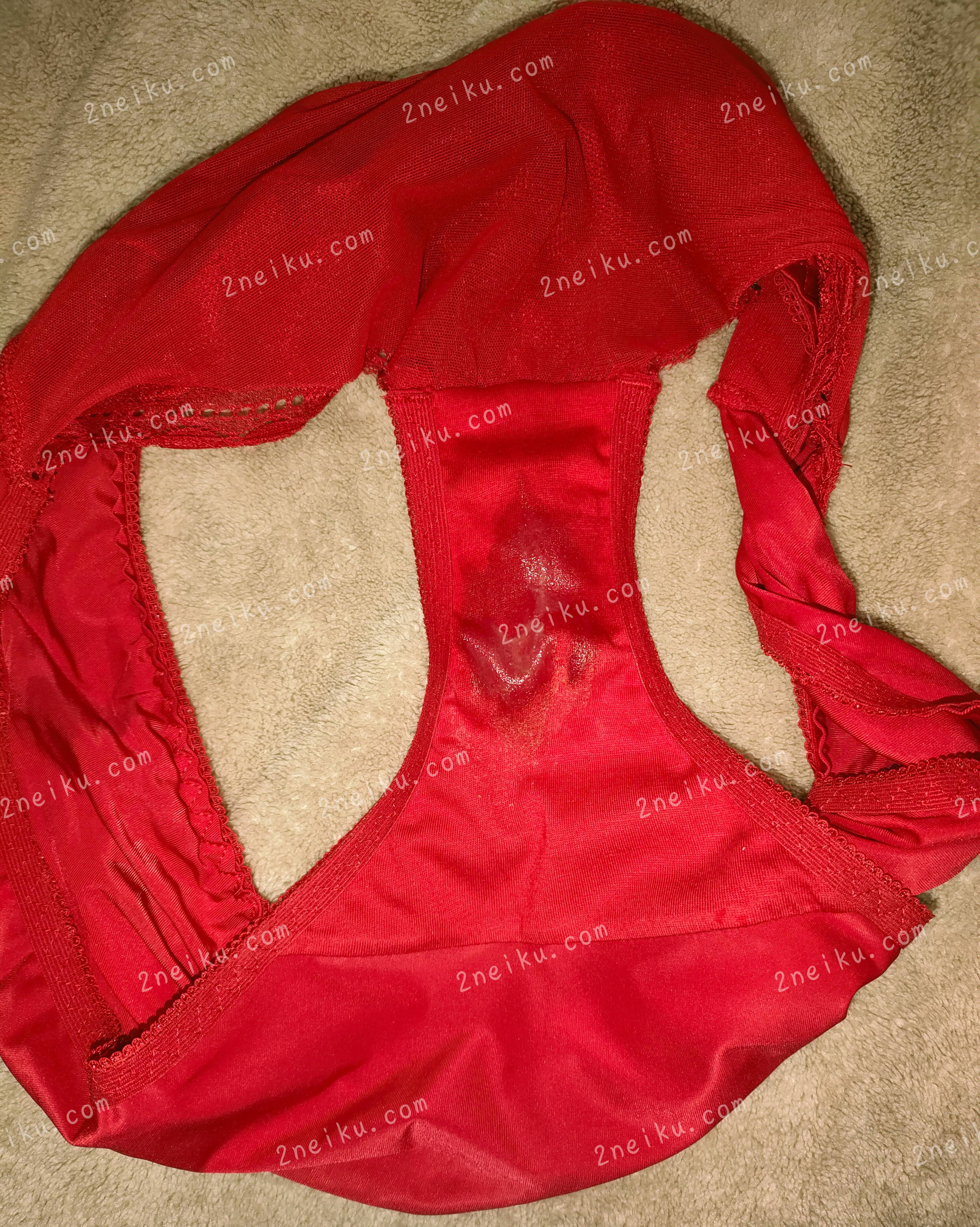 大红色纯棉加性感网纱原味内裤裆部痕迹照片