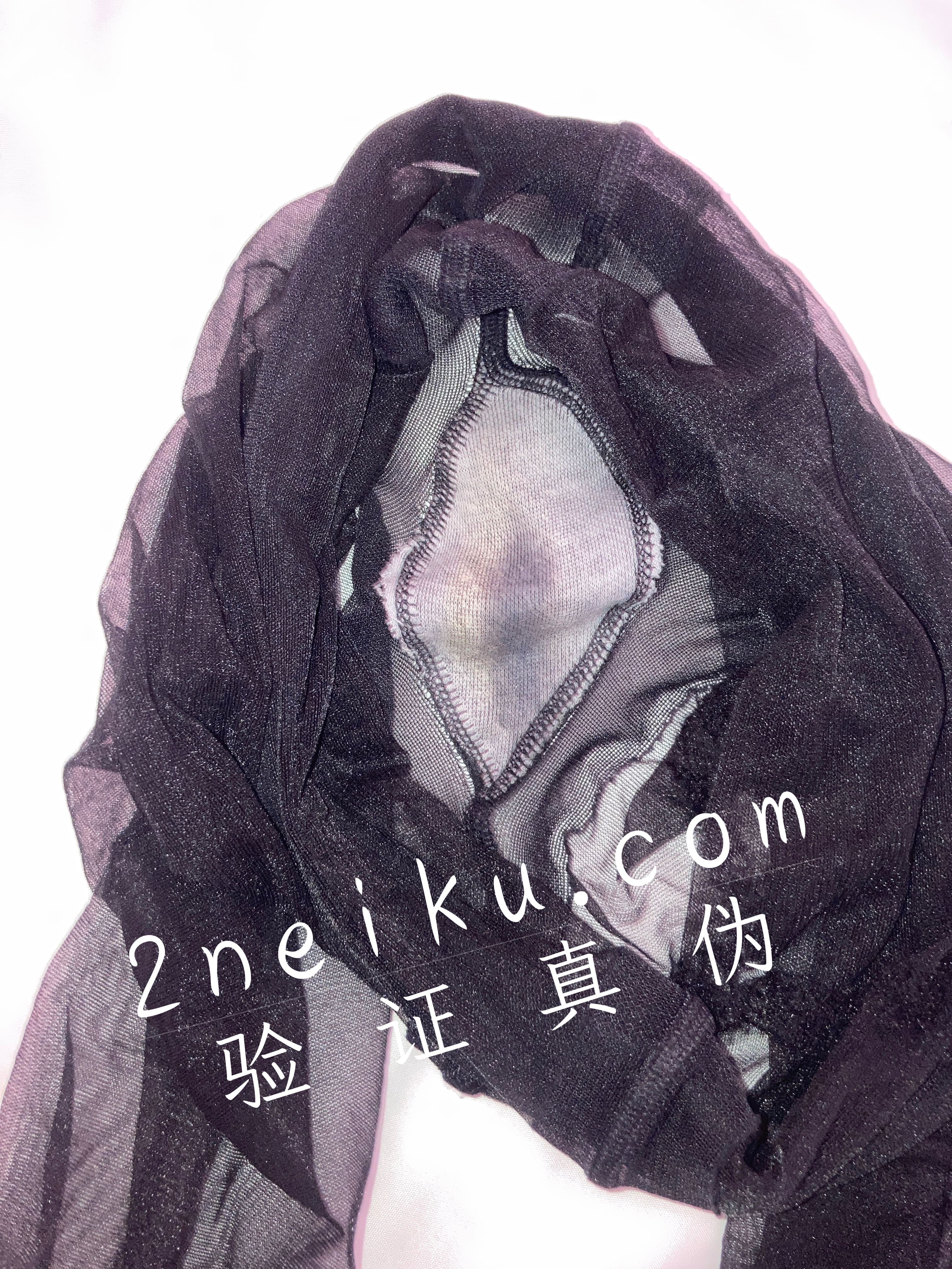 无内穿过的黑色连裤袜的照片