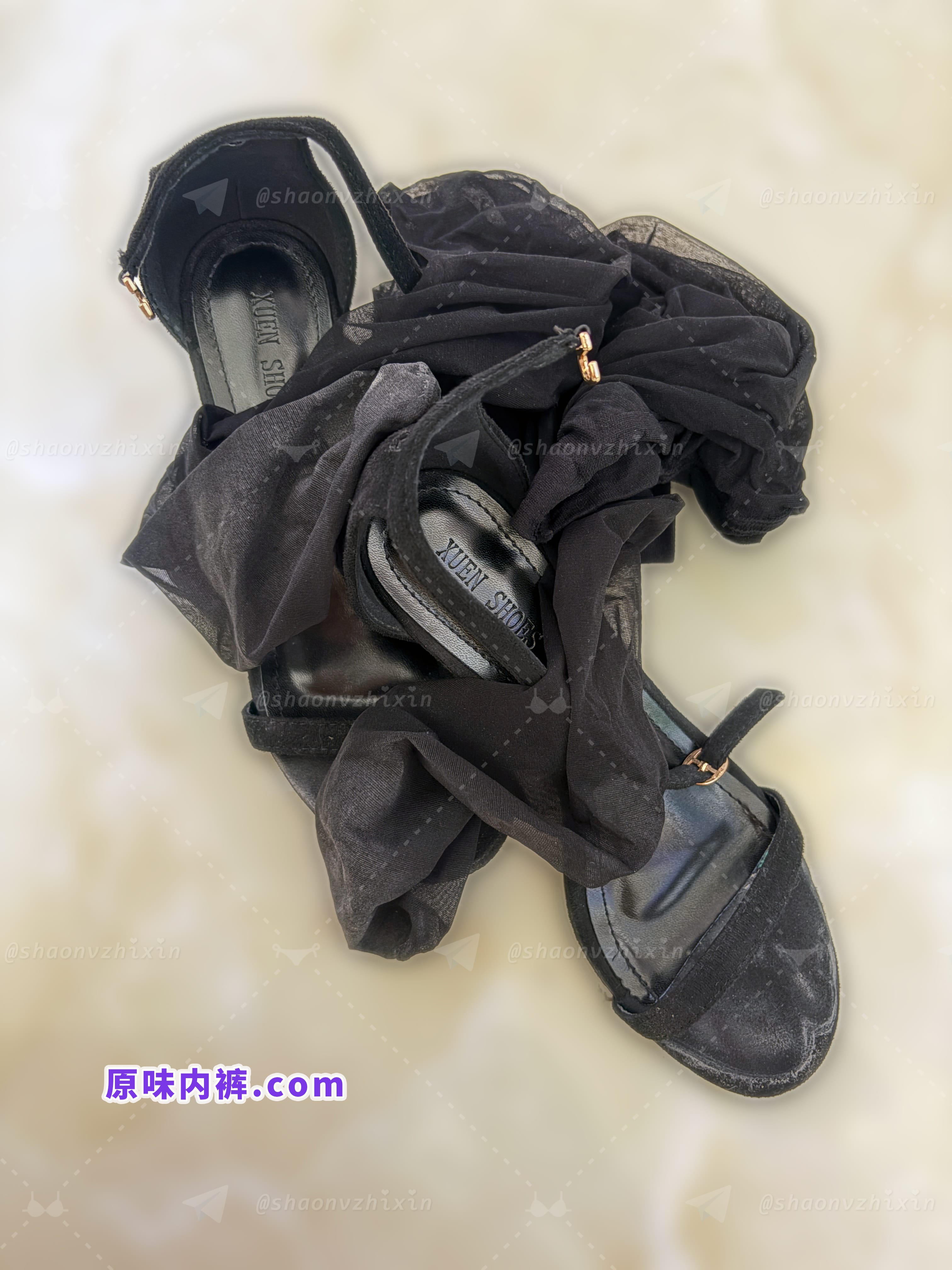 原味丝袜（黑丝）和原味高跟鞋（黑色凉高）的照片