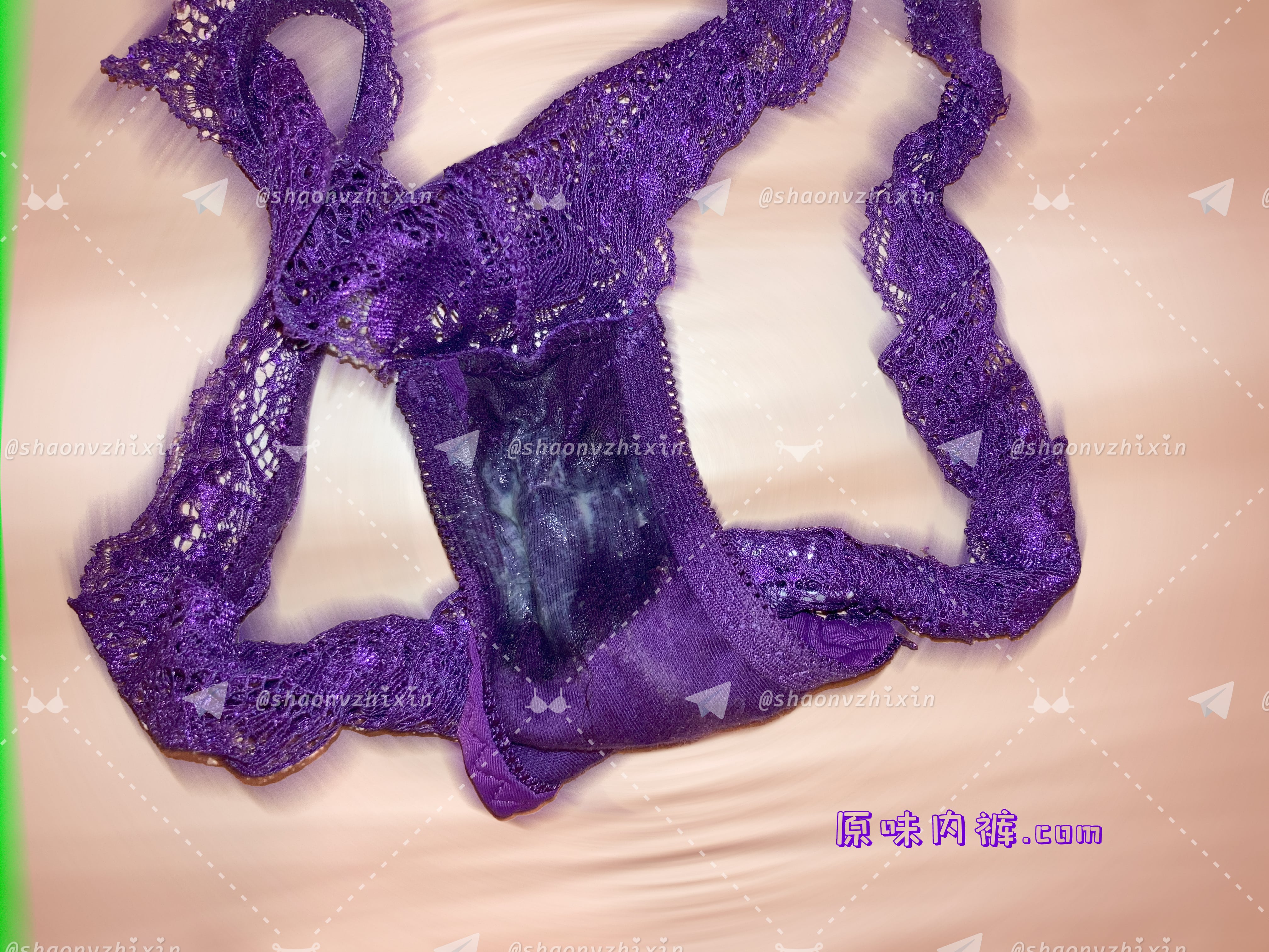 紫色蕾丝原味内裤照片，上面有很多排卵期白带