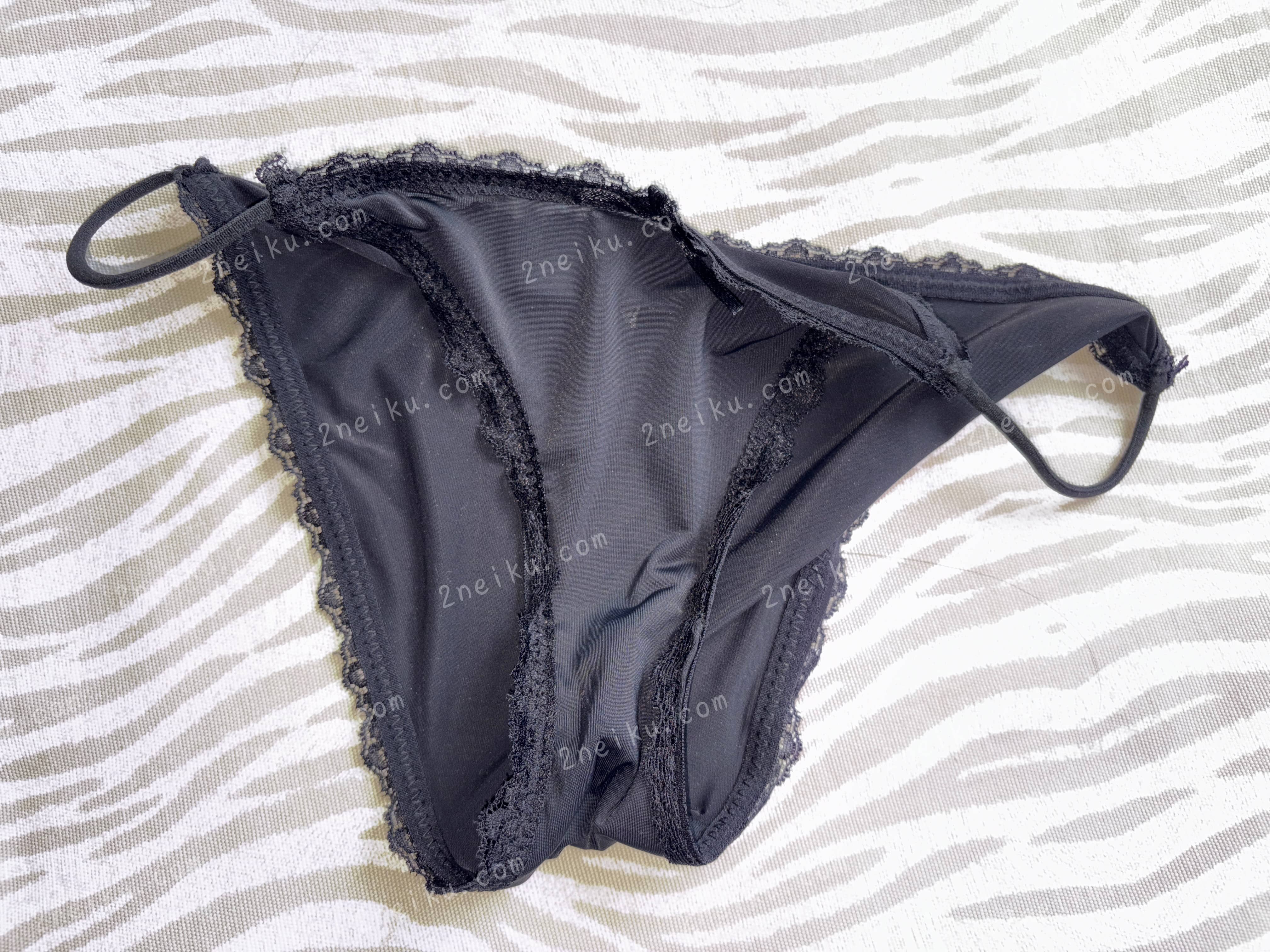 冰丝无痕低腰蕾丝边性感细带原味内裤正面平放照片