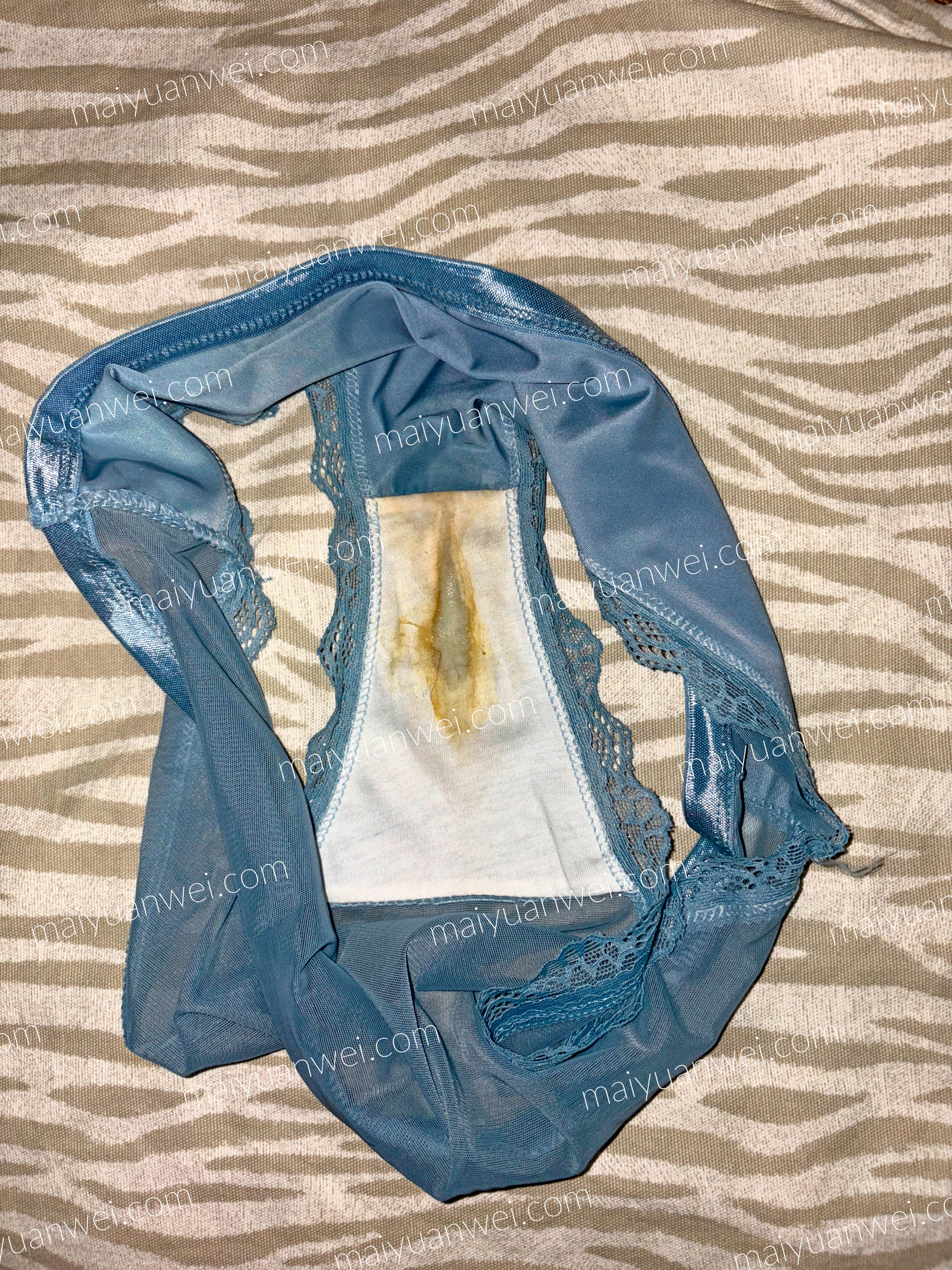 裆部穿着痕迹很重的一条原味内裤的照片