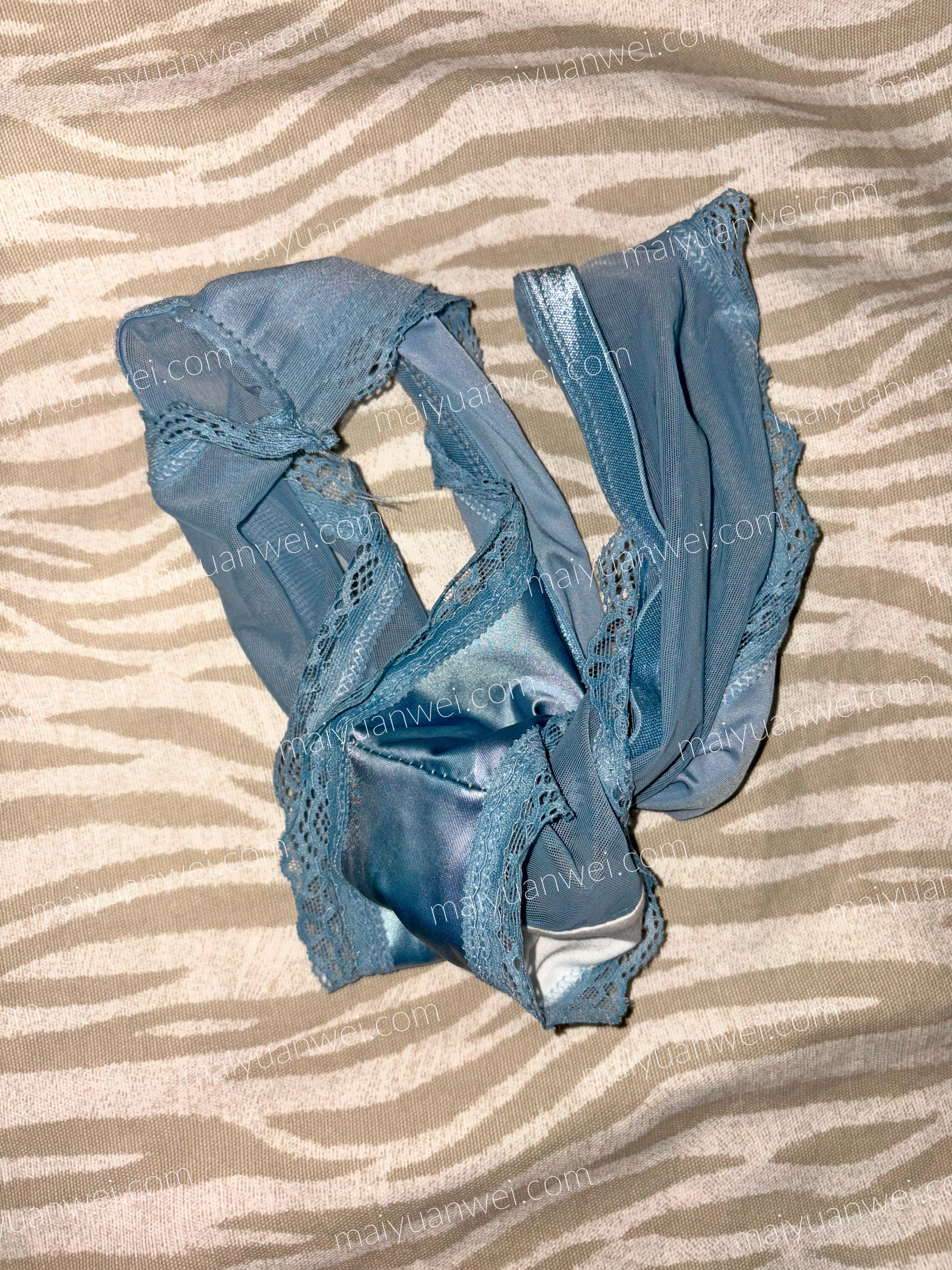 裆部穿着痕迹很重的一条原味内裤的正面照片