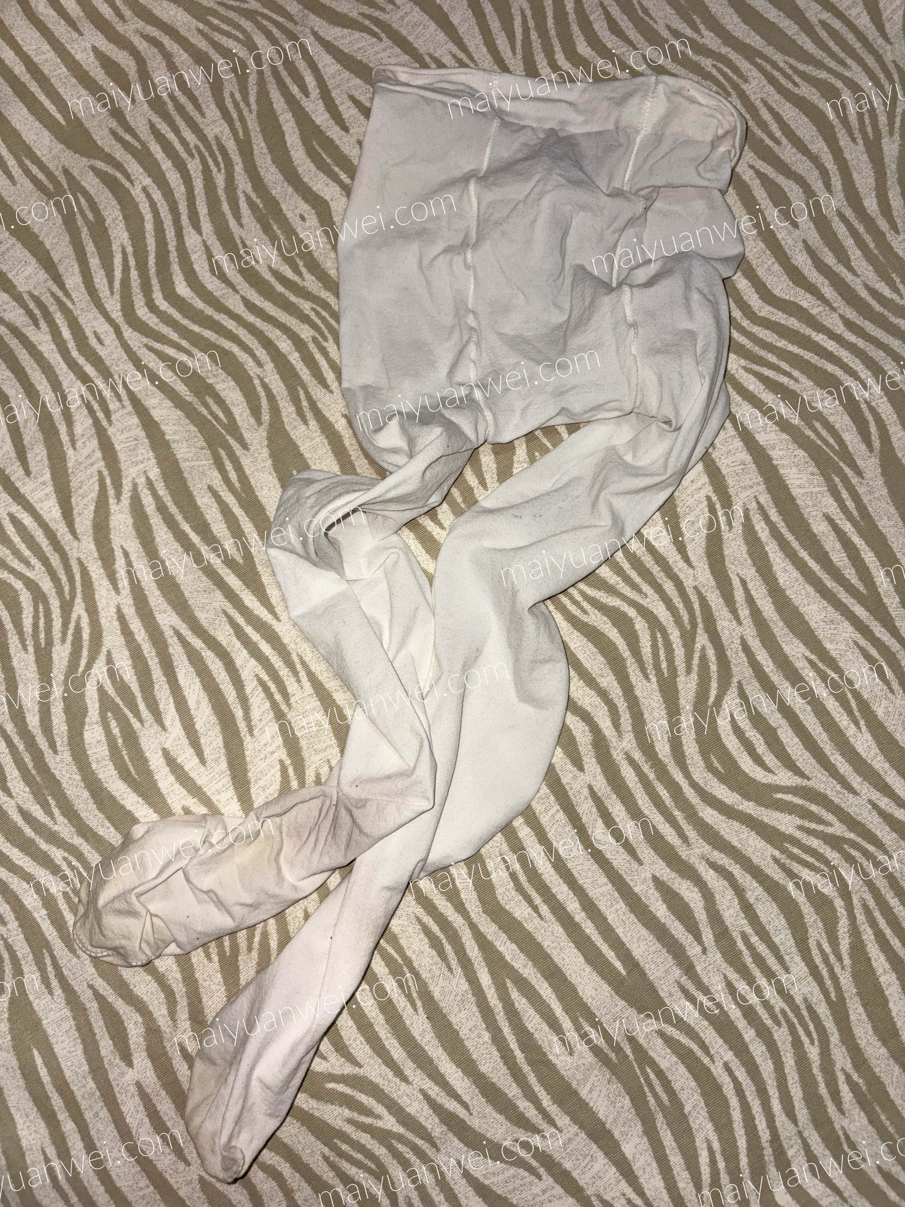 一条奶白色洛丽塔厚白原味丝袜的平铺照片,脚部穿着痕迹明显