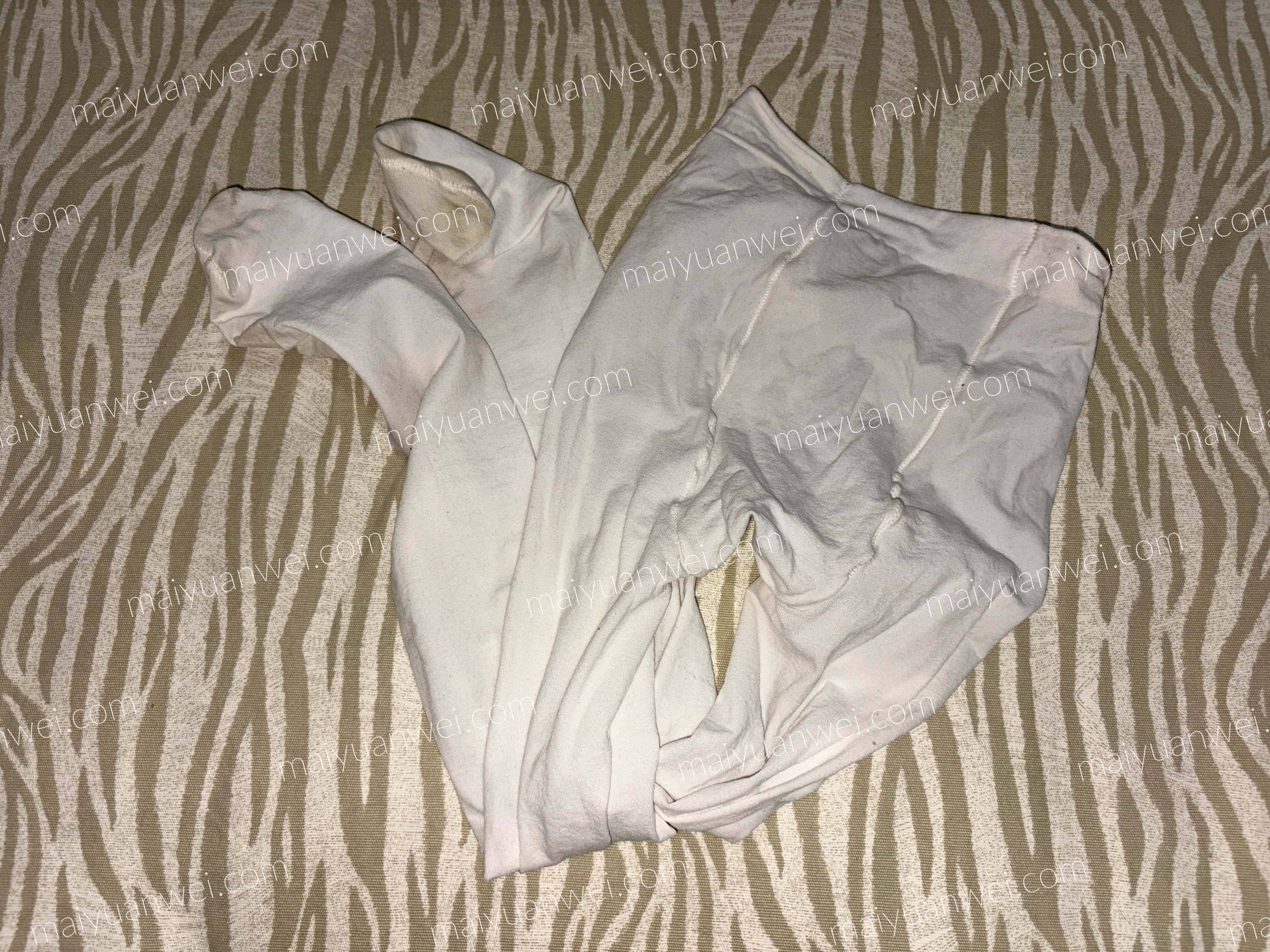 一条奶白色洛丽塔厚白原味丝袜的对折照片,脚部穿着痕迹明显