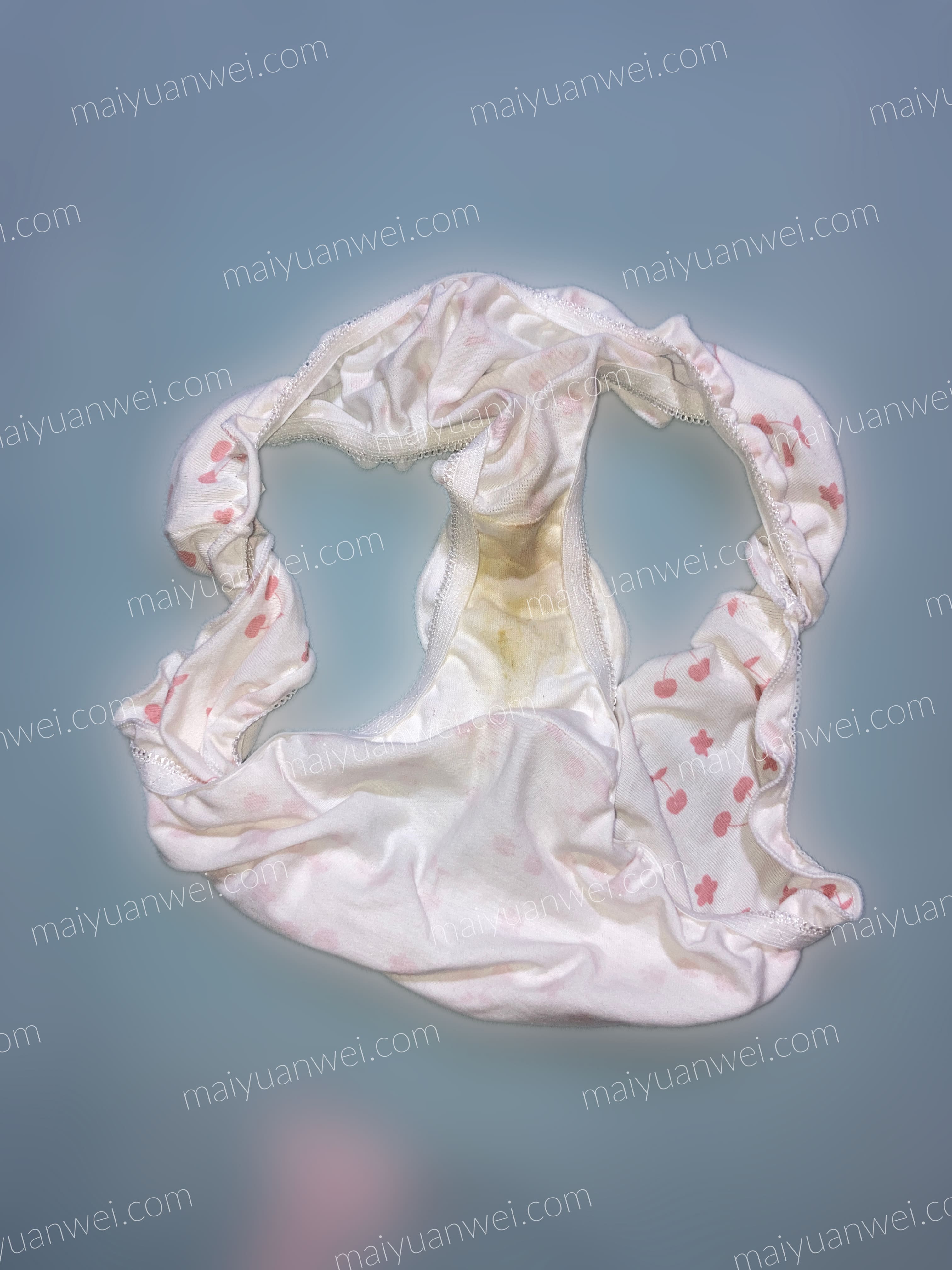 带有粉色小樱桃印花的木耳边纯棉原味内裤打开后的裆部照片