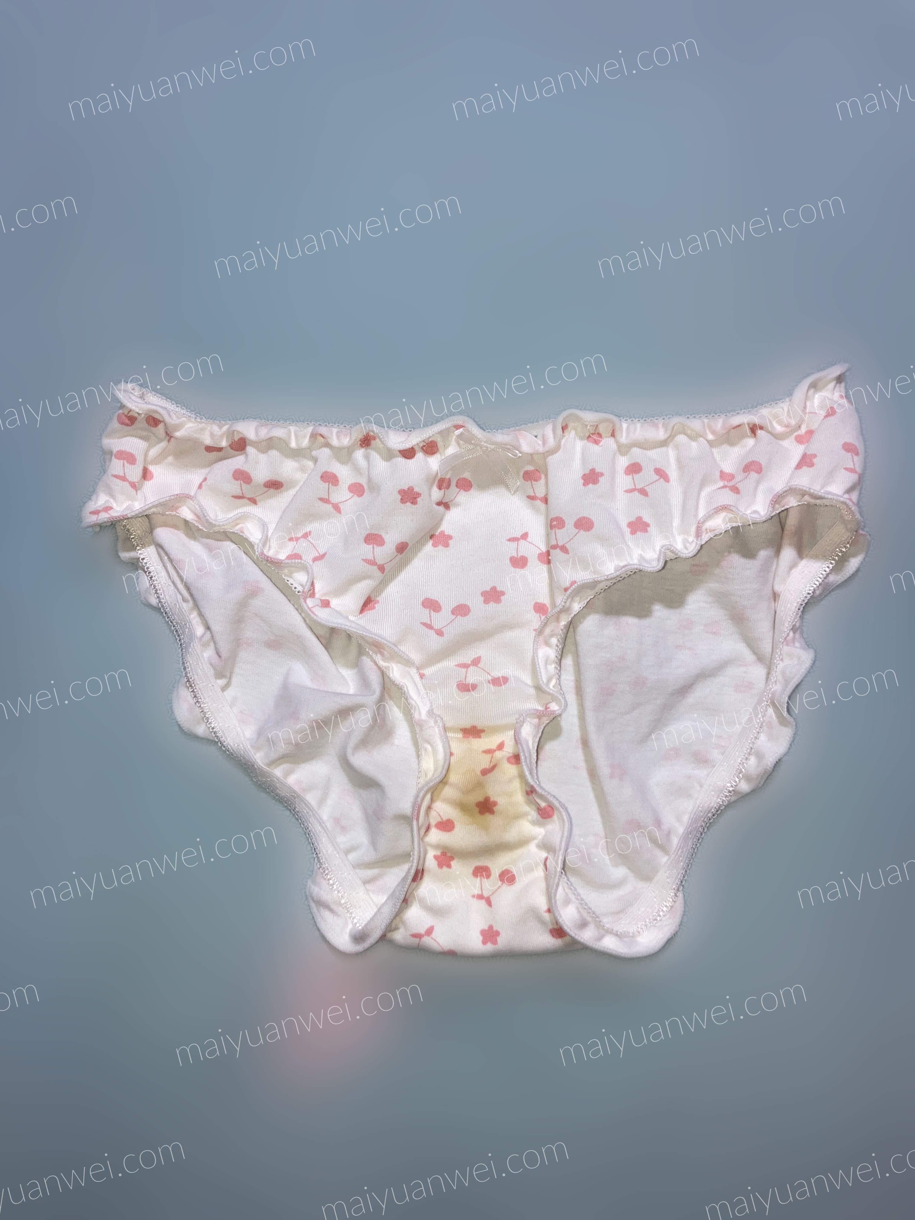 带有粉色小樱桃印花的木耳边纯棉原味内裤正面照