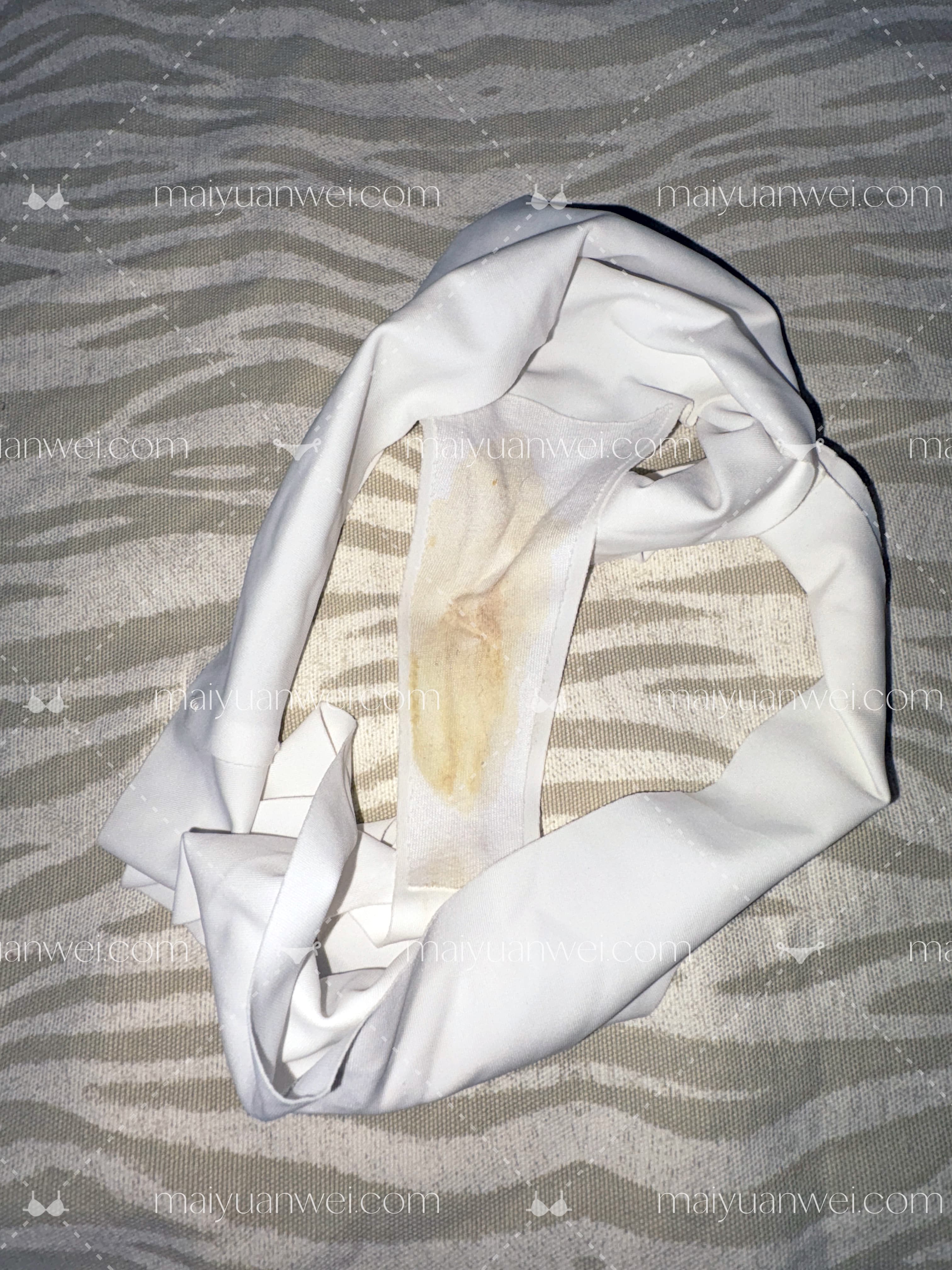 一条白色的一片式无痕原味丁字裤的裆部展开高清照片