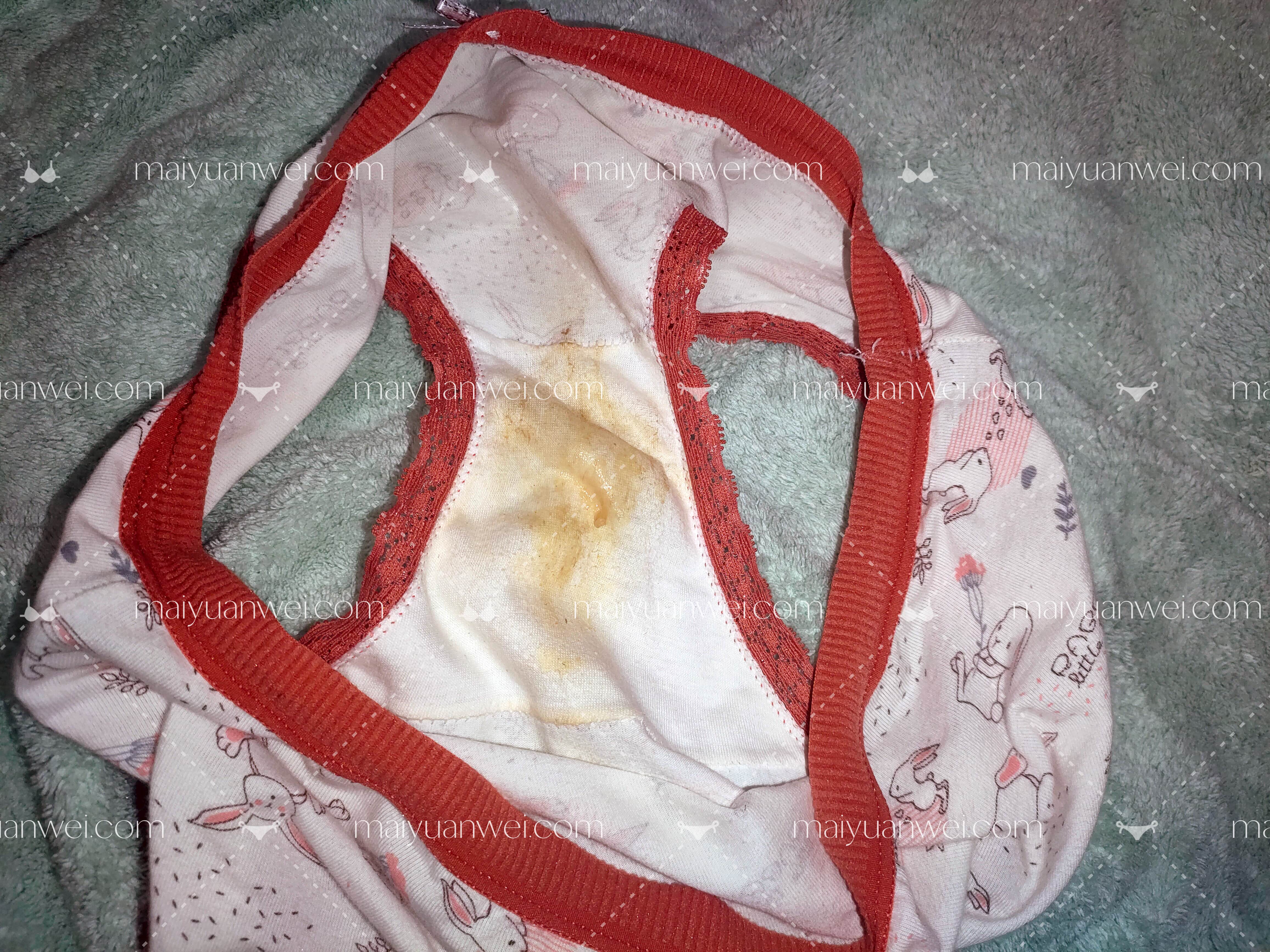 少女甜美中腰蕾丝三角裤裆部白带痕迹照片