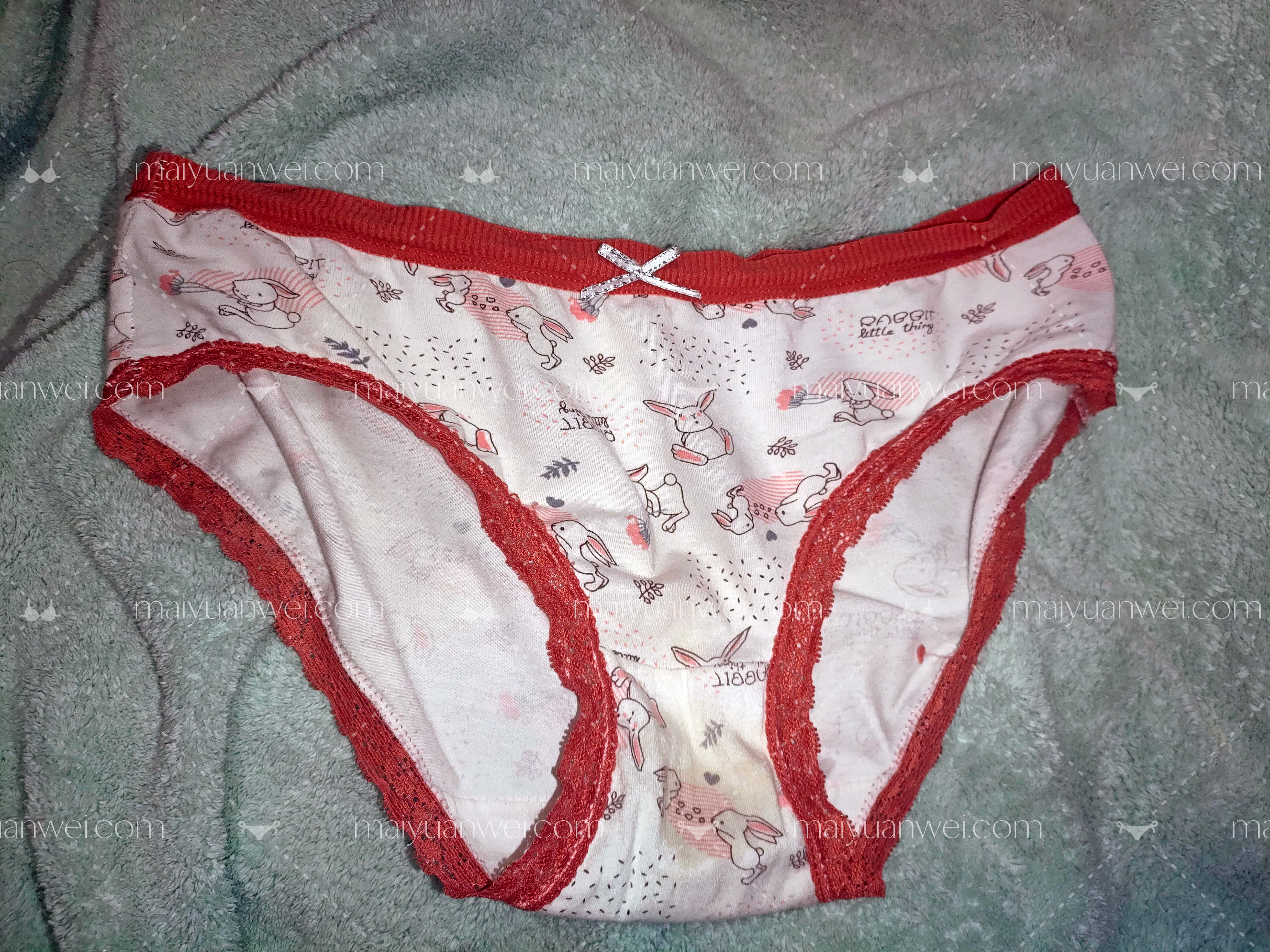 少女甜美中腰蕾丝三角脏内裤正面平放照片