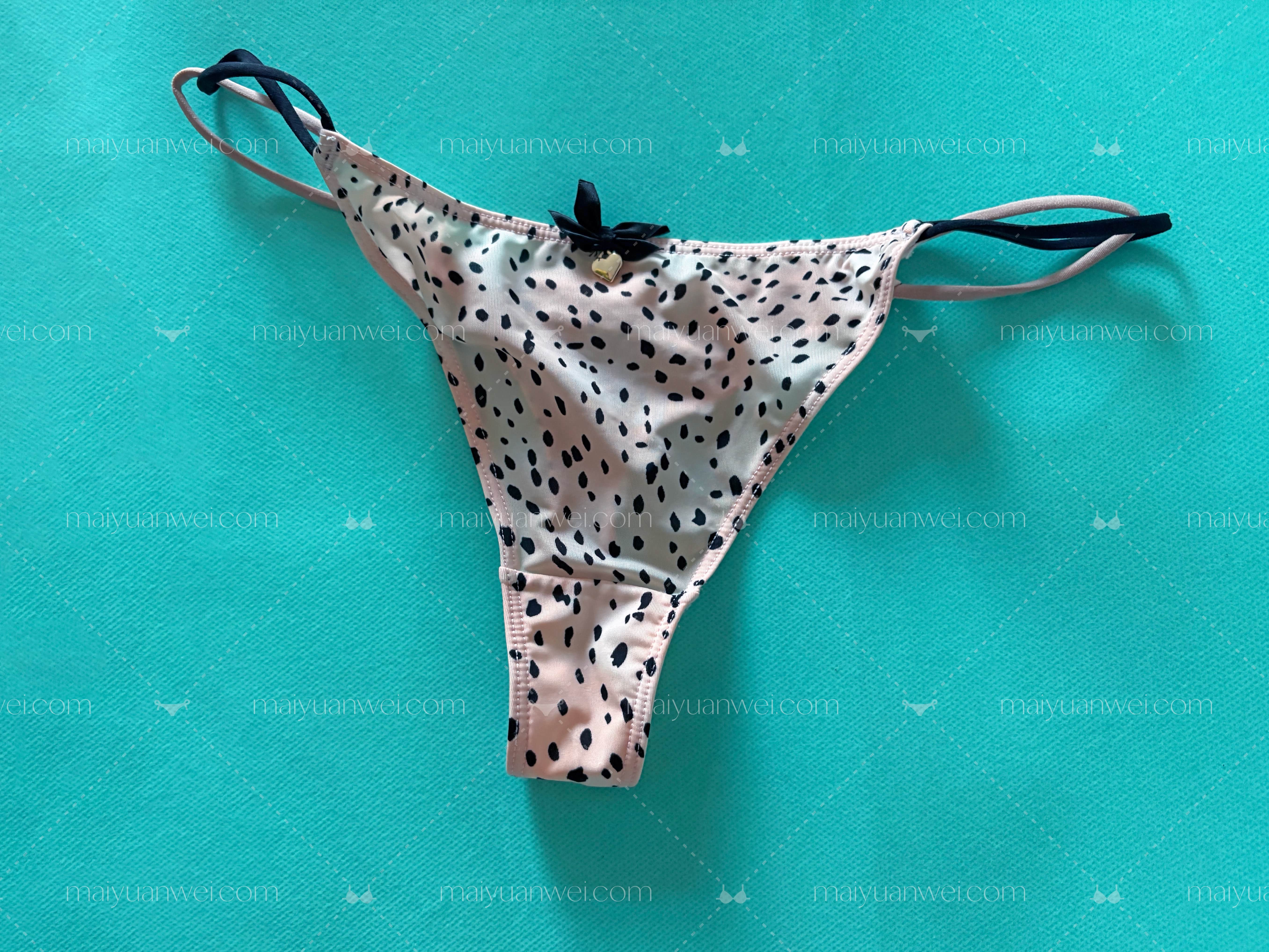 牛奶丝原味丁字裤平铺高清照片