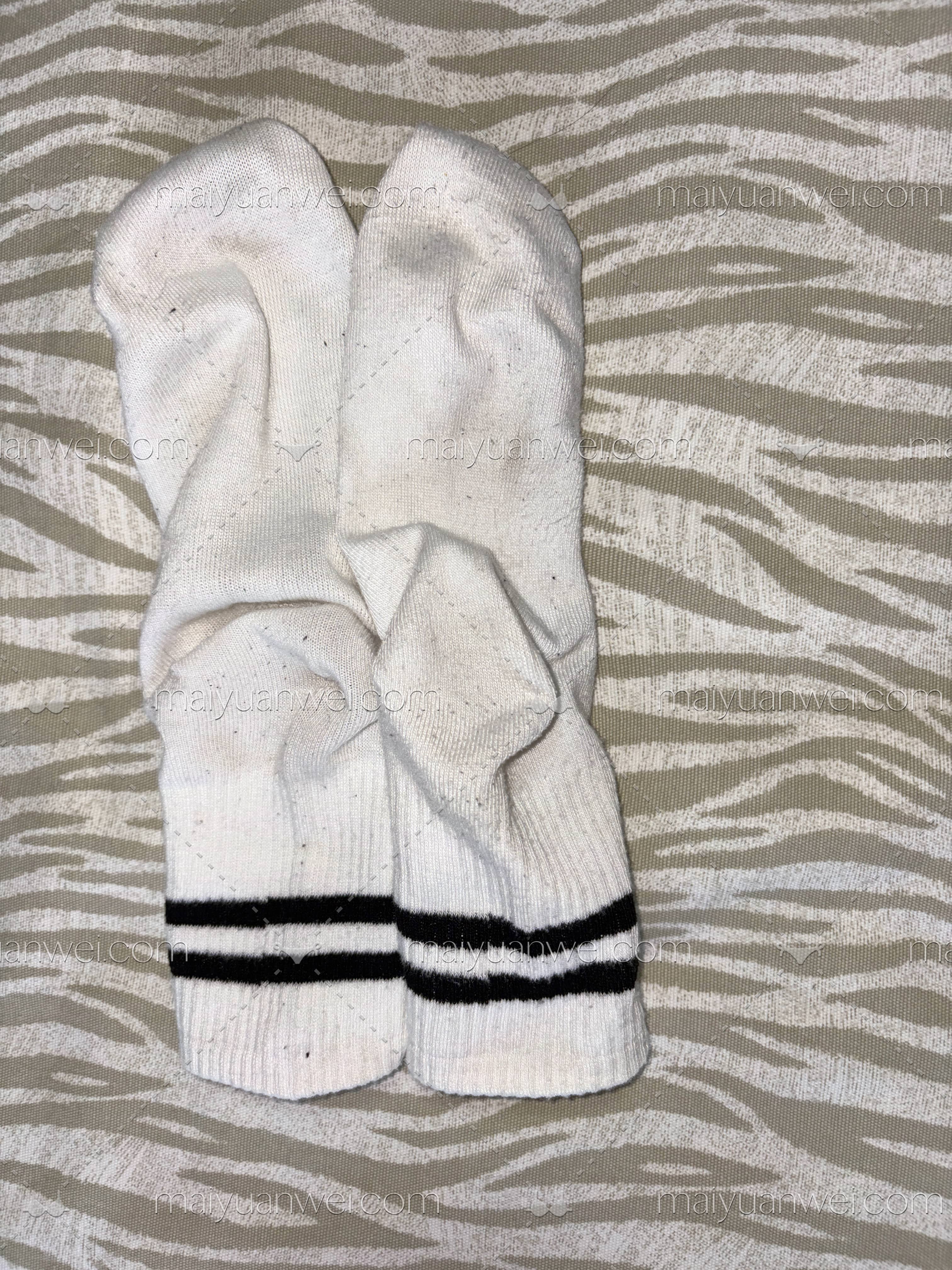 纯棉运动中筒原味白袜子足底照片