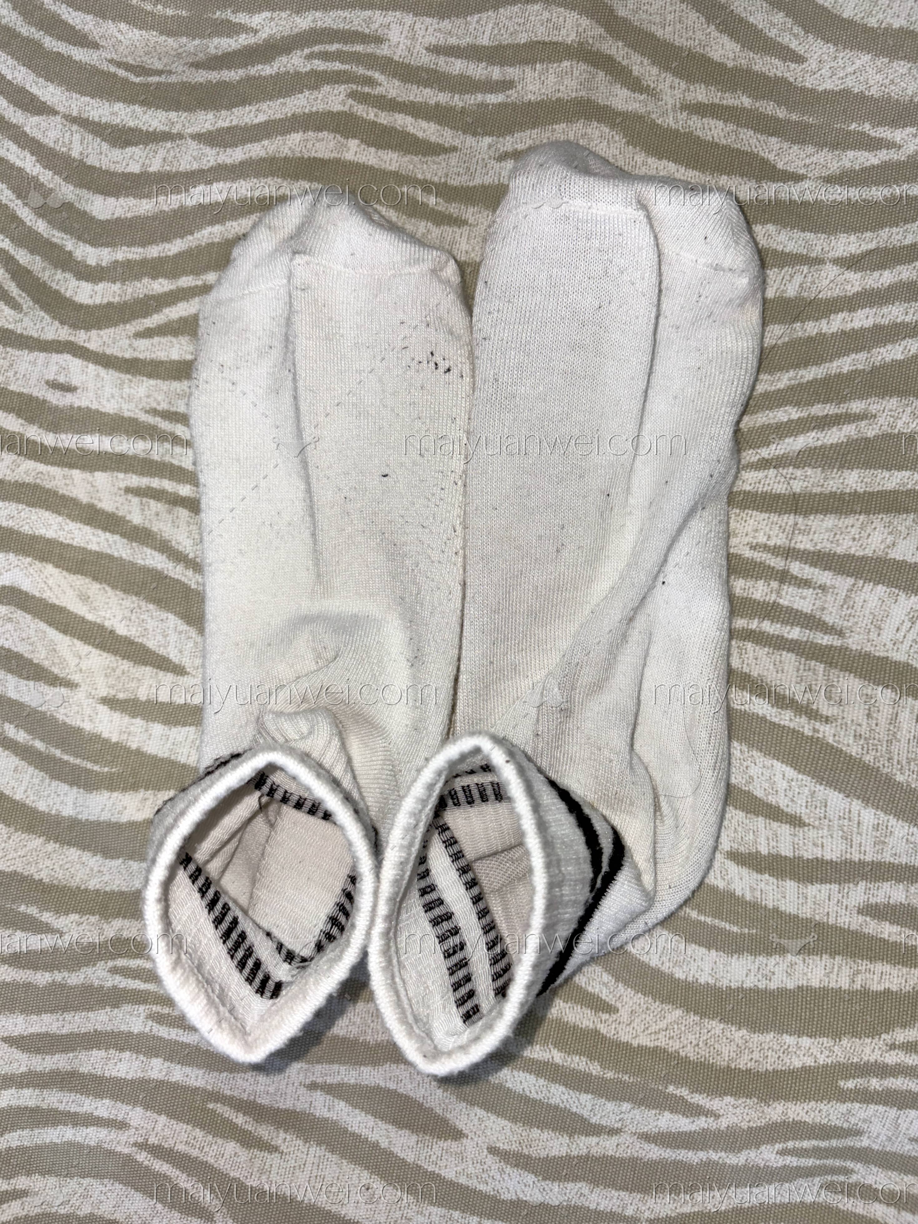 纯棉运动中筒原味白袜子正面照片