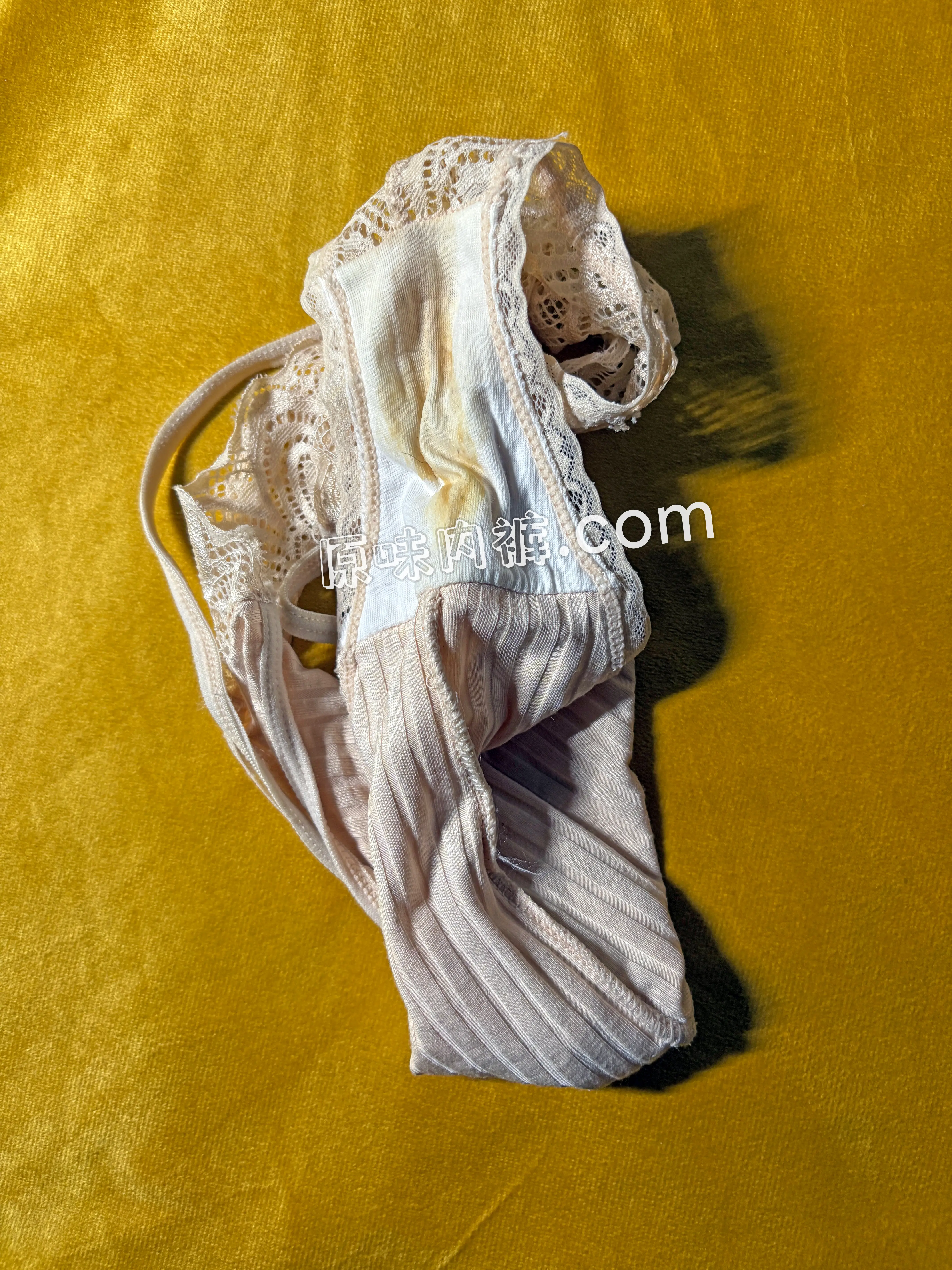 低腰蕾丝镂空原味内裤照片脱下了放在床上的照片，裆部朝外，能看到发黄的女性分泌物